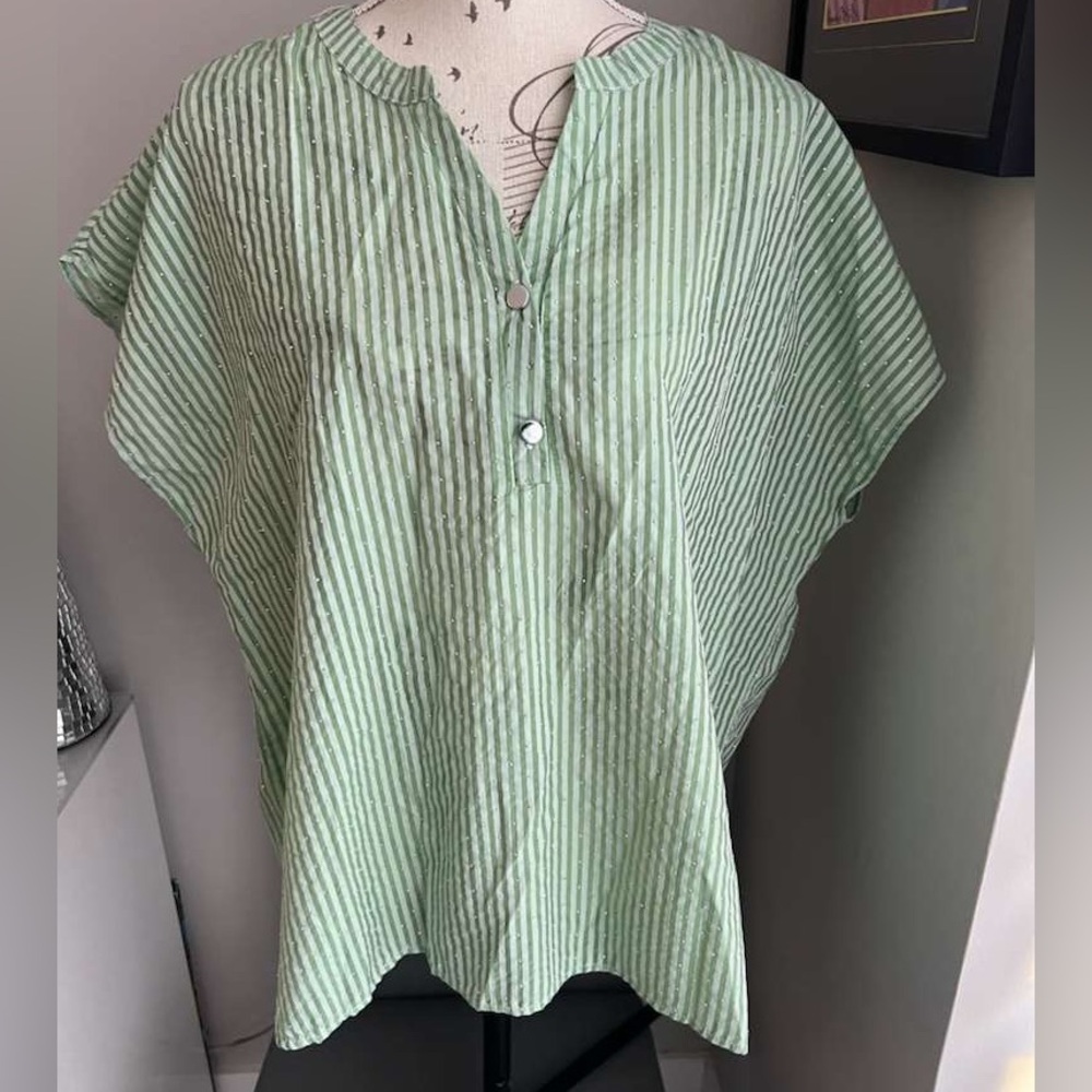 Lavish Boutique Women’s Oversized V-neck Woven Top Size 2X